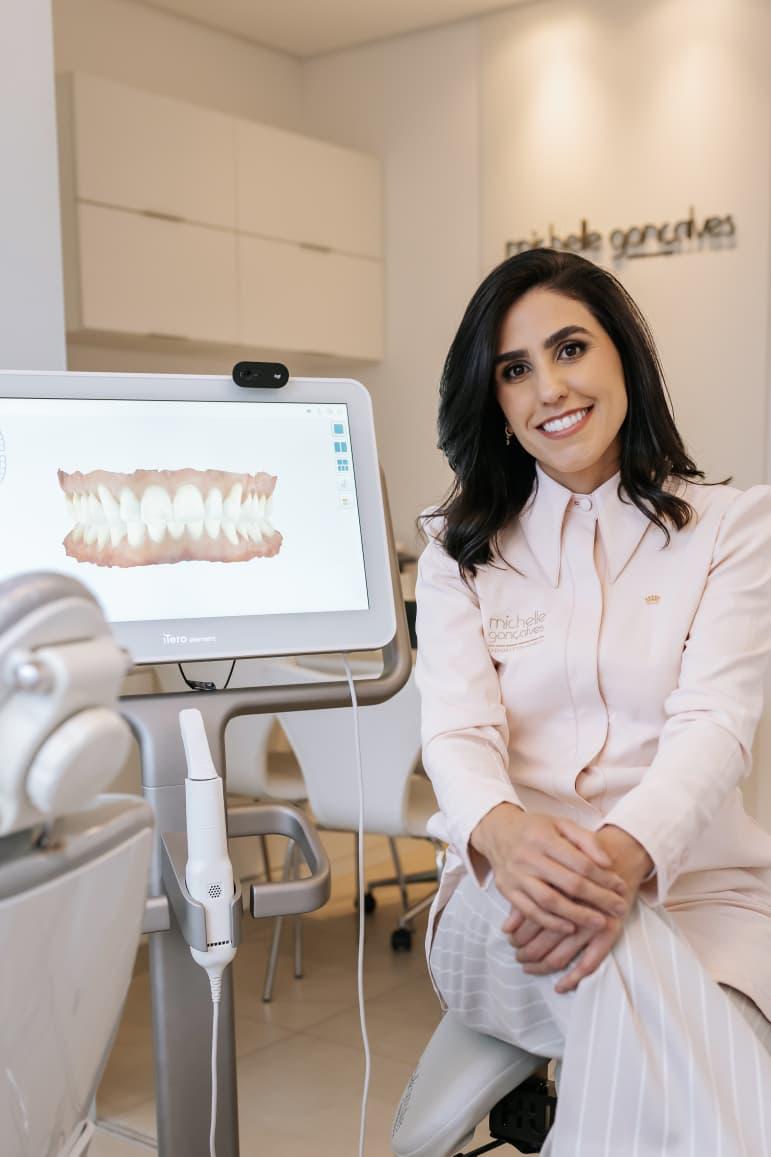 Profissional do Instituto i.avva utilizando sistema de escaneamento intraoral para planejamento digital
