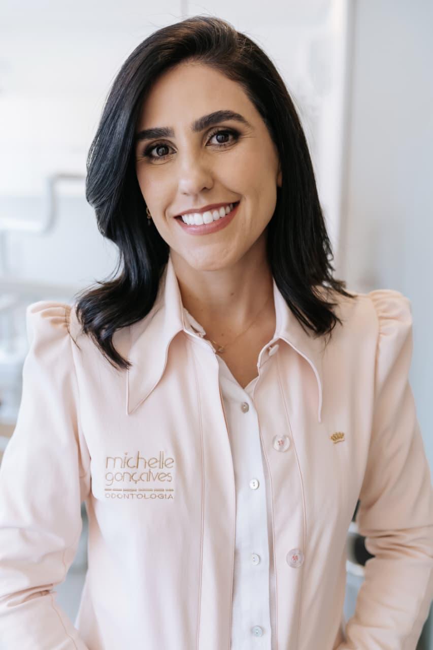 Dra. Michelle Gonçalves, periodontista e implantodontista